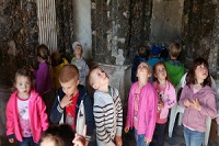 Kindergartenbesuch in der Muschelgrotte